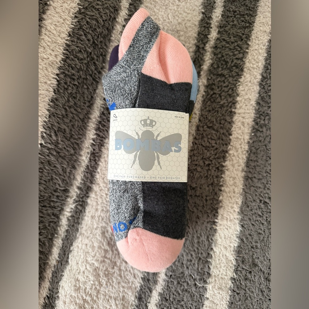 NWT BOMBAS ORIGINAL ANKLE SOCKS
**6 PAIRS** SIZE:LARGE